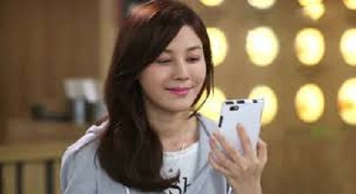 Chồng nhắn tin cho bồ nhầm vào máy vợ và cách xử lý của người vợ khôn ngoan