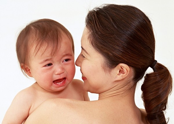 5 cách siêu đơn giản để dỗ trẻ sơ sinh nín khóc ngay lập tức mà ít bố mẹ biết