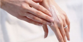 Mẹo hay trị ngay nứt nẻ tay chân ngay tức thì