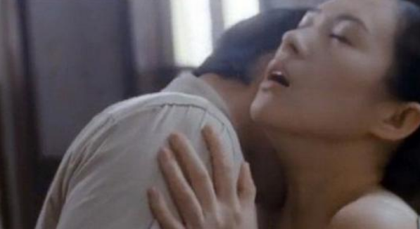 Xin anh đừng hôn lên ngực nữa, em phải về với chồng…