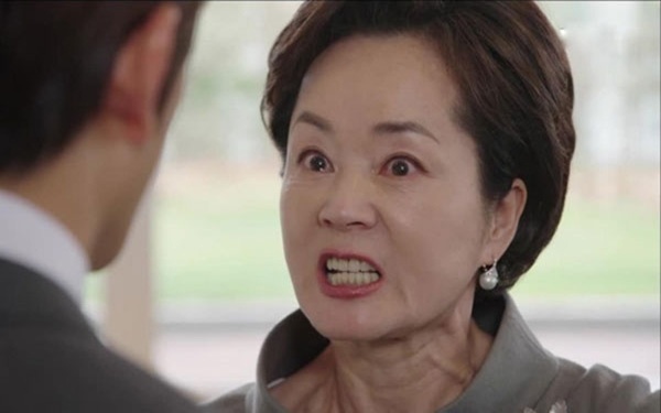 Vừa nhấc máy gọi cho bồ thì chồng cứng lưỡi: &rsquo;Con trai à, mẹ vừa xử lý bồ của con xong!’