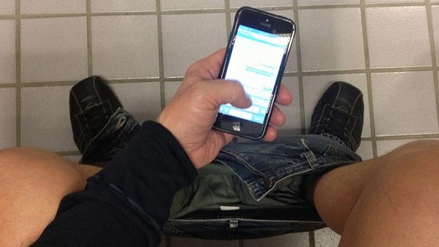 Vừa đi vệ sinh vừa xem điện thoại là đang tự giết mình từ từ, đã có người bị liệt rồi