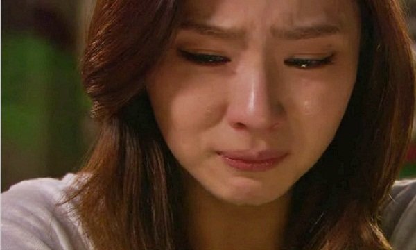 Gớm, trông cứ như nái sề, có thằng điên mới thèm rước cô!