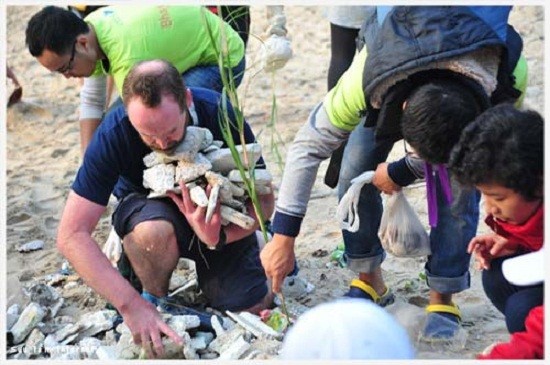 Người Việt đi trước, khách Tây theo sau nhặt rác và câu chuyện “thu gom” ý thức