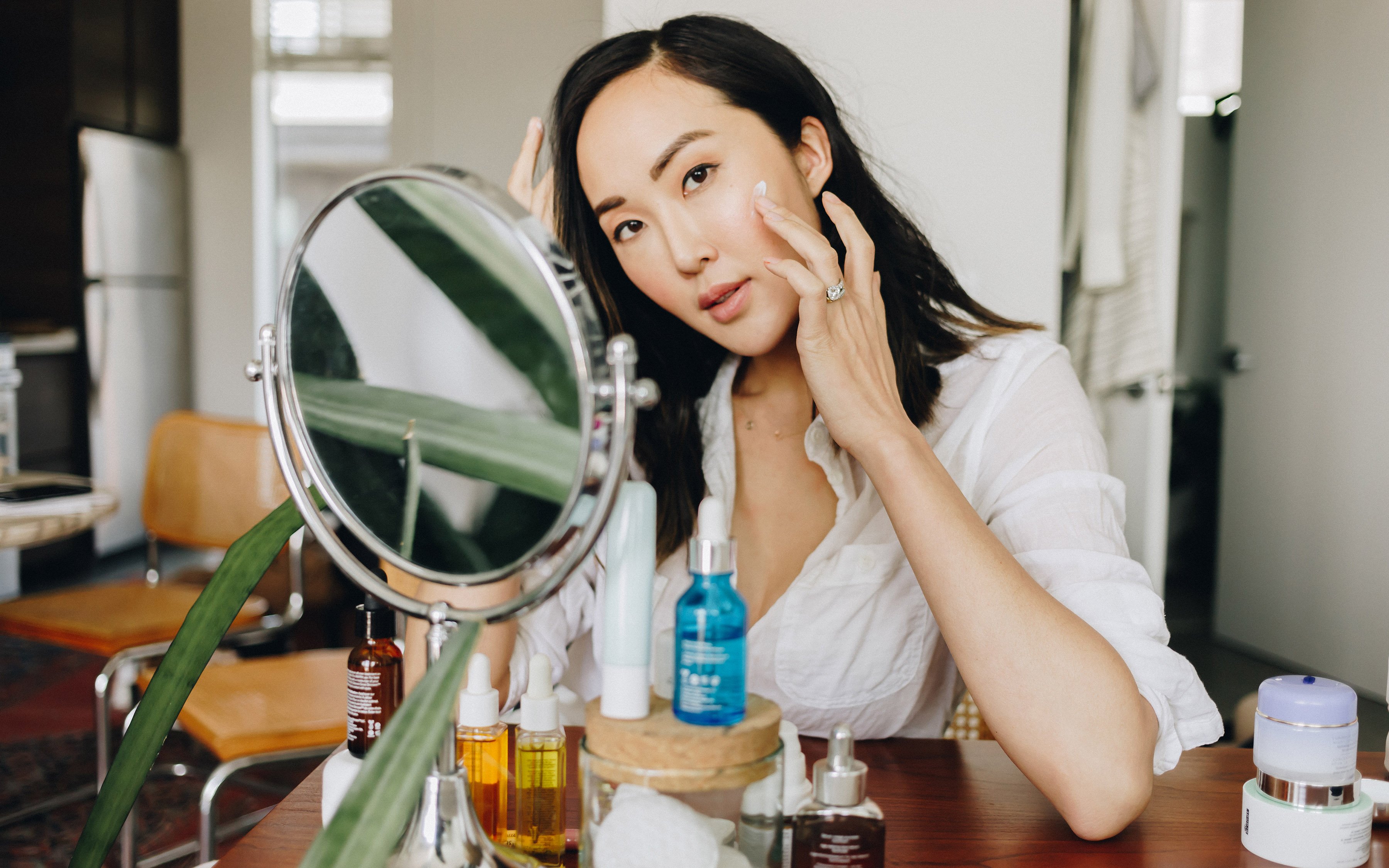 Lý do bạn phải bôi kem chống nắng ngay cả khi không ra ngoài đường