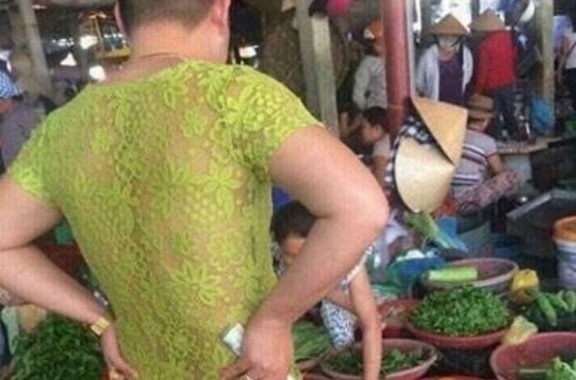 Người ta cười khi thấy ông bố trẻ mặc áo của vợ, nhưng sẽ khóc và ngưỡng mộ khi biết lý do đằng sau