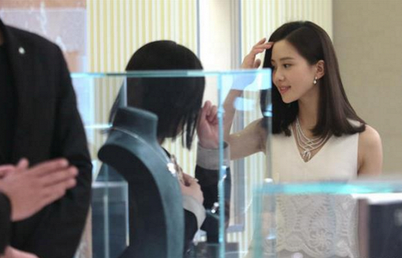 Bồ mỉa: Tặng chị váy ngủ mà giữ chồng. Vợ cười: Thứ rẻ tiền này chỉ hợp với em thôi