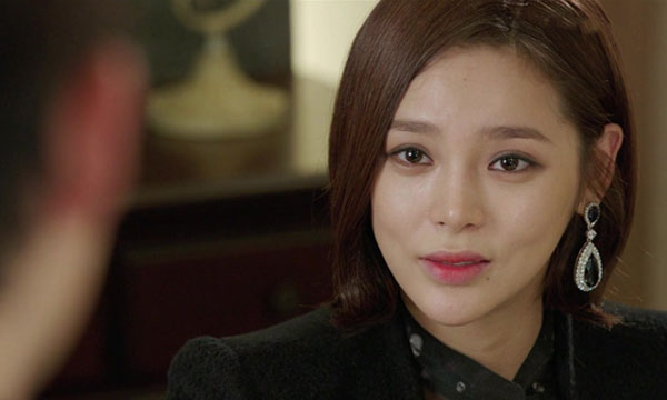 Bồ để lại vết son môi ở chỗ hiểm của chồng, vợ nhếch miệng: Kém thế, nhìn chị đây mà học