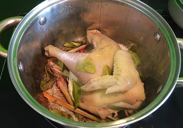 Mách mẹ cách luộc gà không dùng nước, da vàng ươm lại không bở, ăn ngon hơn gấp 100 lần bình thường