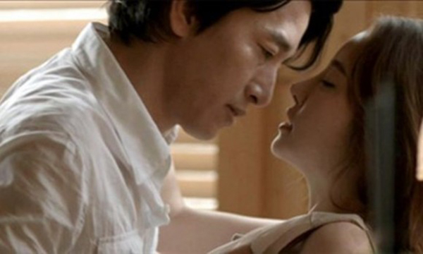 Bi hài đêm tân hôn biết mẹ đứng ngoài cửa, chồng lay vợ: "Nhớ kêu cho giống không chết đó em"