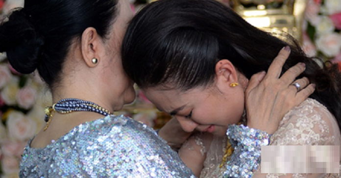 Lén về nhà mẹ đẻ ăn cơm sau cuộc hôn nhân đổ vỡ, câu nói bất ngờ của bố khiến cả nhà òa khóc giữa mưa