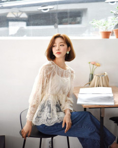 9 gợi ý mặc đồ với chất liệu ren mỏng mát cho nàng công sở những ngày Hè