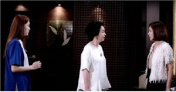 Trước mặt bồ của con trai, mẹ chồng nắm tay con dâu bảo: ‘Có osin dọn nhà rồi, con cứ ăn ngon mặc đẹp rồi sinh cho mẹ đứa cháu trai là được’