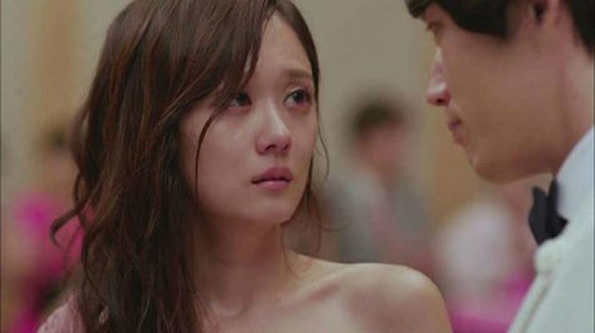 Nhắm mắt lấy đại chồng già, đêm tân hôn anh cười tủm tỉm: Em sẽ sớm tự nguyện thôi