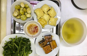 ‘Cơm thế này ai mà nuốt nổi? Bao nhiêu tiền tôi đưa cô tiêu gì hết rồi?’