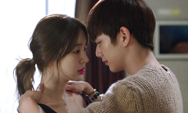 Vừa bước chân đến cổng tòa, vợ nắm tay chồng nghẹn ngào: &rsquo;Thôi mình đừng ly hôn nữa&rsquo;