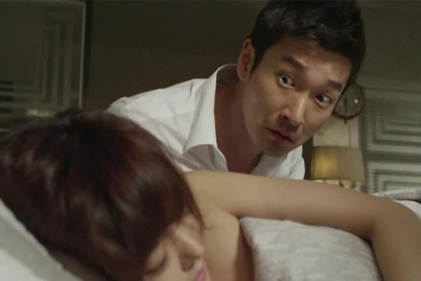 &rsquo;Vào chưa?... Chưa vào!&rsquo; Mật mã đêm tân hôn trời rung đất chuyển...