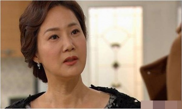 Chồng thạc sỹ chê vợ thất học, mẹ quát: Đến cái quần đùi của anh cũng tiền vợ mua cho đấy