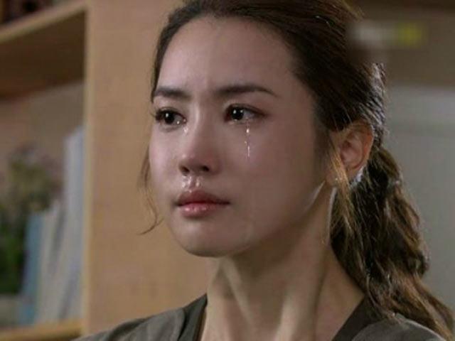 Đi làm về vòng tay ôm chồng từ phía sau, nào ngờ anh nói 1 câu khiến tôi choáng váng