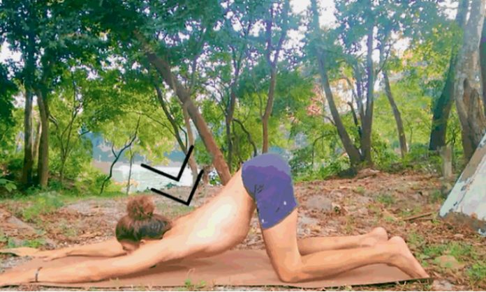 Người hay dùng điện thoại, máy tính thường bị đau cổ đau vai hãy xem bài tập này