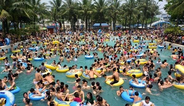 Hiểm họa từ bể bơi đông đúc ngày nắng nóng đến sức khỏe con người