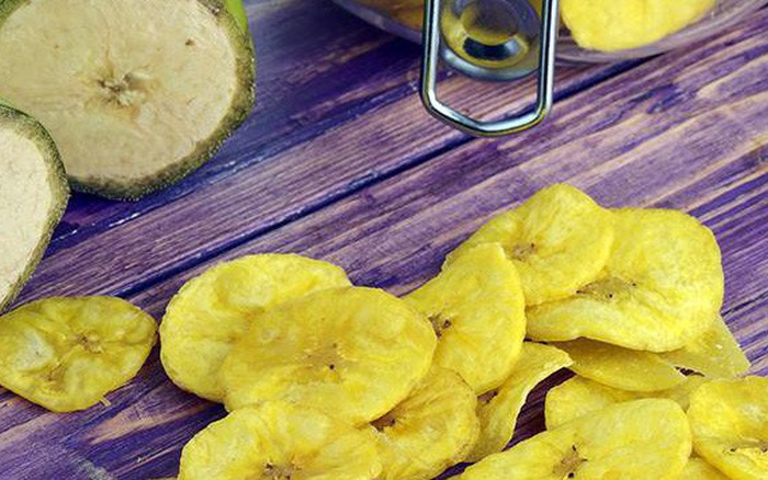 Nhà có nải chuối xanh mà không biết làm gì, cô nàng nghĩ ra cách làm snack chuối ngon giòn rụm không cưỡng được