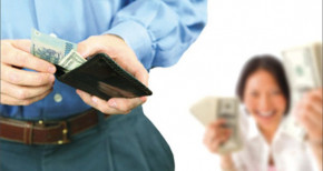 Khoa học chứng minh: Chồng càng nộp nhiều lương cho vợ, gia đình càng hạnh phúc!