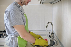 Khoa Học Chứng Minh: Đàn Ông Rửa Bát Giúp Vợ Sẽ Kiếm Tiền Giỏi Hơn, Sự Nghiệp Thăng Tiến Vượt Bậc