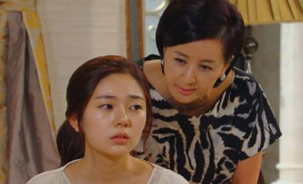 Vừa nhìn con dâu tương lai mẹ chồng phán: Ngực to như thế chẳng ăn cơm trước kẻng thì là gì