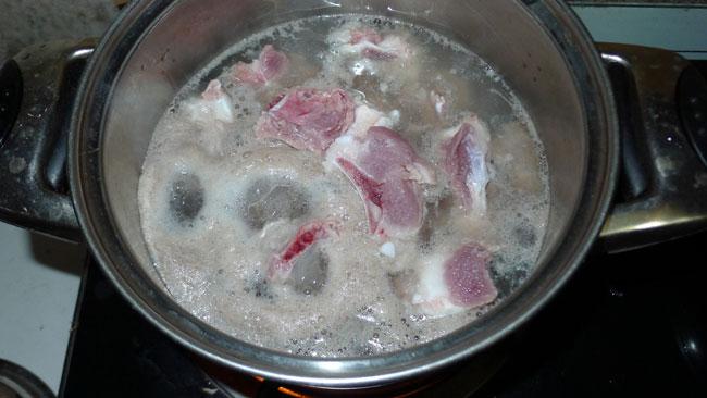 Sự thật RÙNG MÌNH về đám bọt nổi lên trong nồi nước luộc thịt, tuyệt đối đừng chủ quan