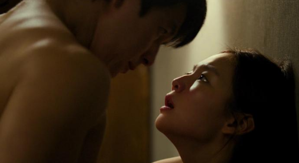 Đêm tân hôn đang khí thế hừng hực, vợ bỗng chết lặng bởi cảnh tượng sởn cả da gà