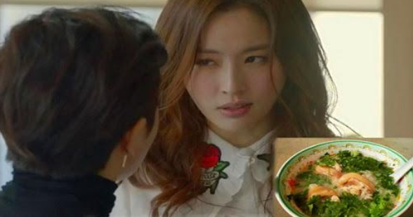 Thấy ả hàng xóm bưng cháo móng giò sang à ơi chồng, vợ bảo: Tốt quá, chó nhà này đang đói