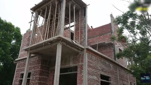 Cận cảnh ngôi nhà 2 tầng mà 2 vợ chồng già tự xây dựng suốt 1 năm, vợ vác gạch trộn vữa, chồng một mình xây