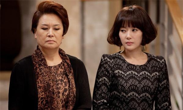 Mẹ bạn trai bĩu môi chê: ‘Ít học mà trèo cao’ để rồi 3 năm sau bà phải tiếc hùi hụi