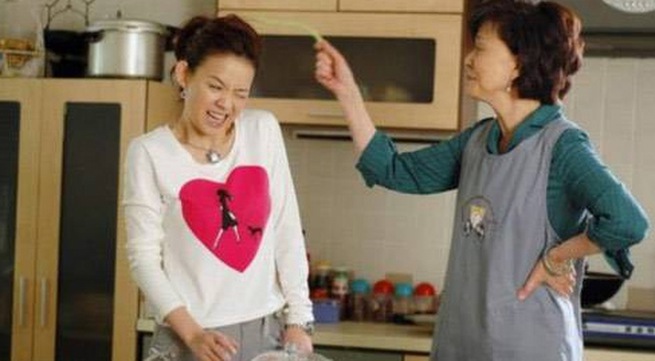 Mẹ chồng bỏ cơm vì con dâu rang tôm không bỏ đầu - Con trai bênh: "Khó ăn thế còn đói dài"