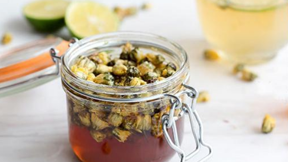 Ngâm vài cánh hoa này trong mật ong 7 ngày để rửa mặt da trắng mịn màng