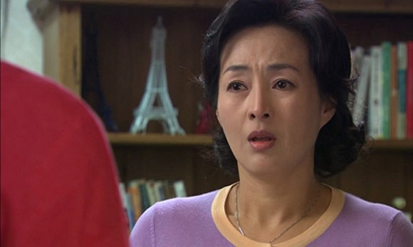 Mẹ bắt vợ dậy từ 5h sáng để bóp chân, chồng quát: Mẹ đừng học thói hành con dâu của bà nội