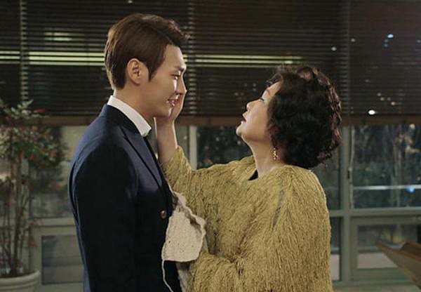 Chồng 30 tuổi vẫn được mẹ âu yếm đút cơm, vợ cười khẩy: "Anh ngậm cái ti giả nữa thì đủ bộ"