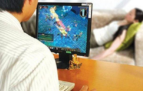 Em chồng nghỉ hè nằm cày game còn bắt bưng tận mồm, chị dâu mỉa: "Mời anh lên nóc tủ"