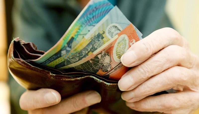 Giả khổ mượn tiền 9 người bạn thân, 7 người từ chối, 2 người còn lại nói rằng…