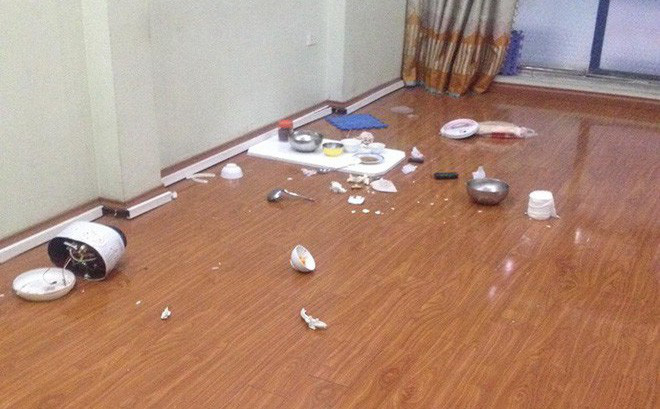 Chồng quăng nồi cơm điện chê: Nấu cơm mà nát như cháo - Vợ đập tan đống bát: Tôi cho anh nhịn