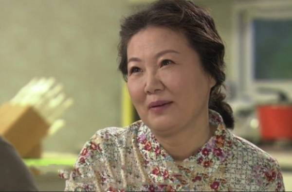 Tiền điện gần 2 triệu, chồng cấm vợ ở cữ bật điều hòa - Mẹ quát: "Anh biến ra hành lang mà ngủ"