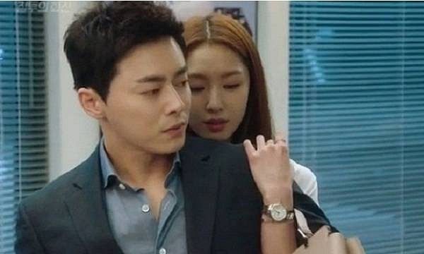 Cuộc gọi kỳ lạ lúc 12h đêm khiến vợ run lên bần bật quyết hàn gắn với chồng cũ