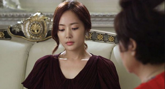 Tháng nào mẹ chồng cũng vòi tiền giấu cho gái cưng, con dâu nghĩ ra 1 kế khiến cả 2 bẽ mặt