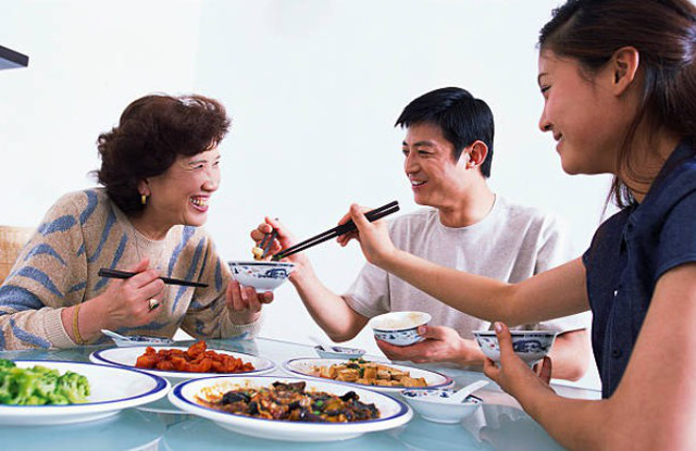 Bố mẹ chồng tham tiền đòi tăng trợ cấp lên 10 triệu, dâu méo mặt: "Chắc cả nhà con húp cháo"