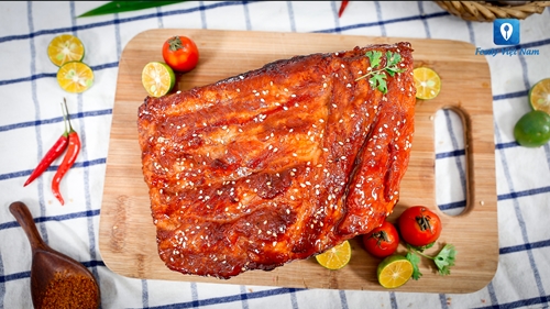 Mút mòn ngón tay với món sườn tảng nướng