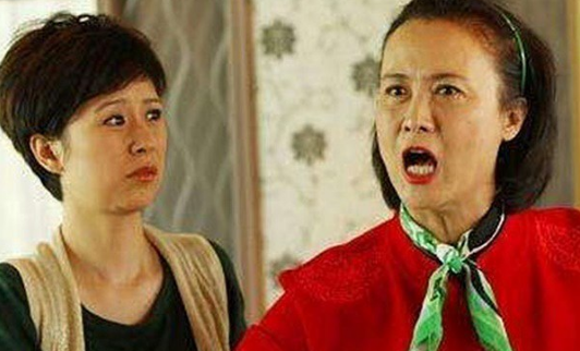 Mẹ chồng bĩu môi chê dâu xấu, cô cười: "Thế mà con trai mẹ vẫn mê như điếu đổ!"