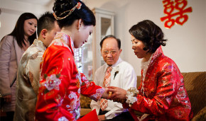 Món quà cưới của người mẹ nghèo khiến cả họ nhà trai bật khóc