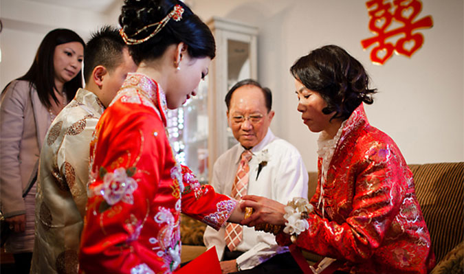 Món quà cưới của người mẹ nghèo khiến cả họ nhà trai bật khóc