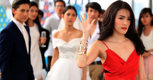 Gửi vợ vào trại tâm thần rồi cưới bồ, đúng lúc hôn lễ thì vợ ‘điên’ lái siêu xe tới tặng quà